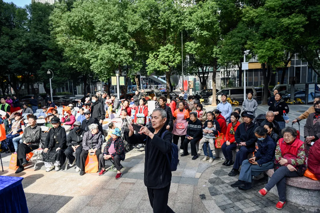 武汉普瑞眼科联合球场街道成功举办重阳节广场舞大赛