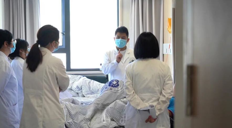 神经内科段海宇：风趣幽默的「介入高手」，26 分钟刷新生命时速的「走心医者」