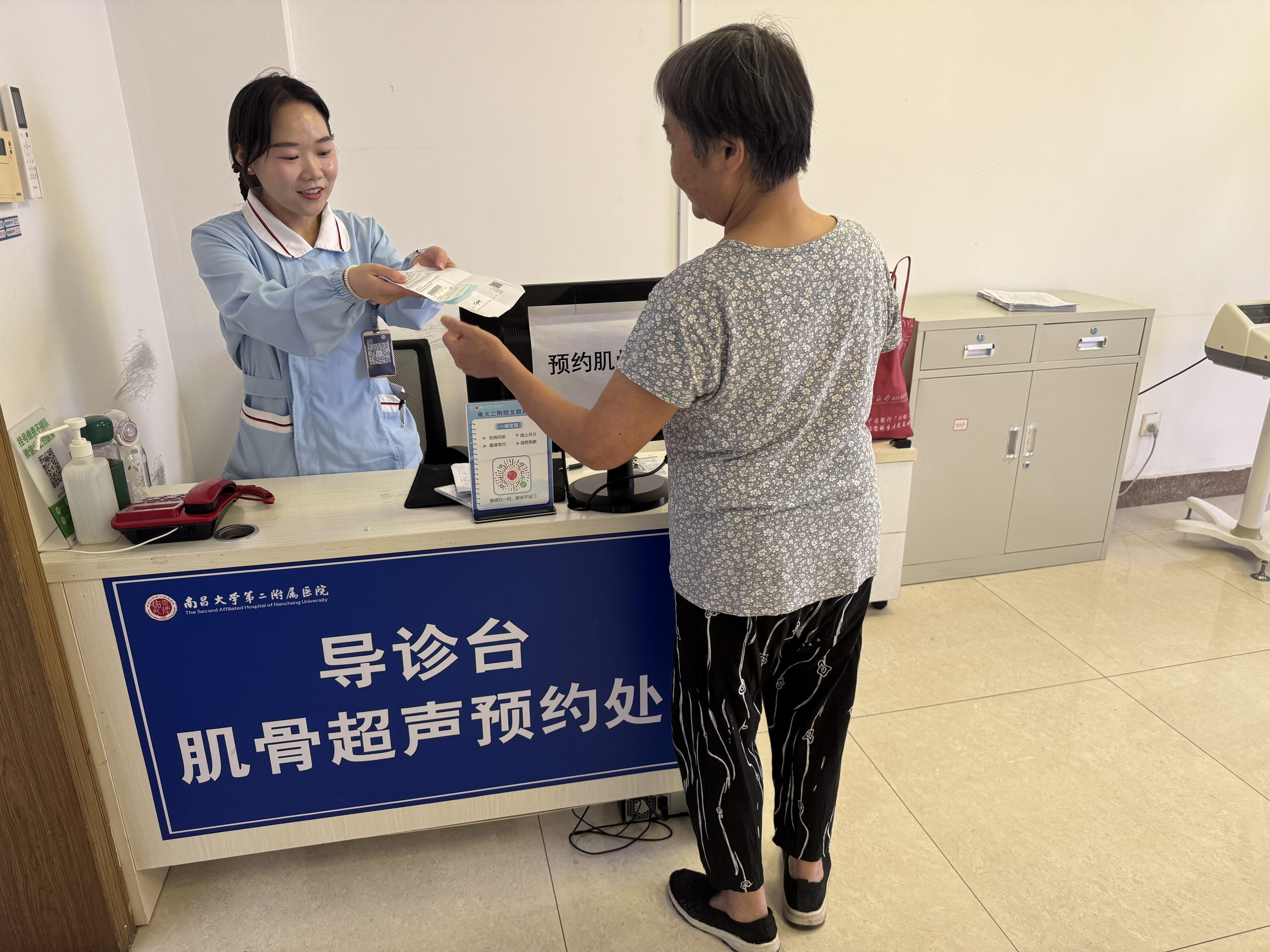 导诊台化身「临时驿站」,南大二附院门诊暖心服务获好评