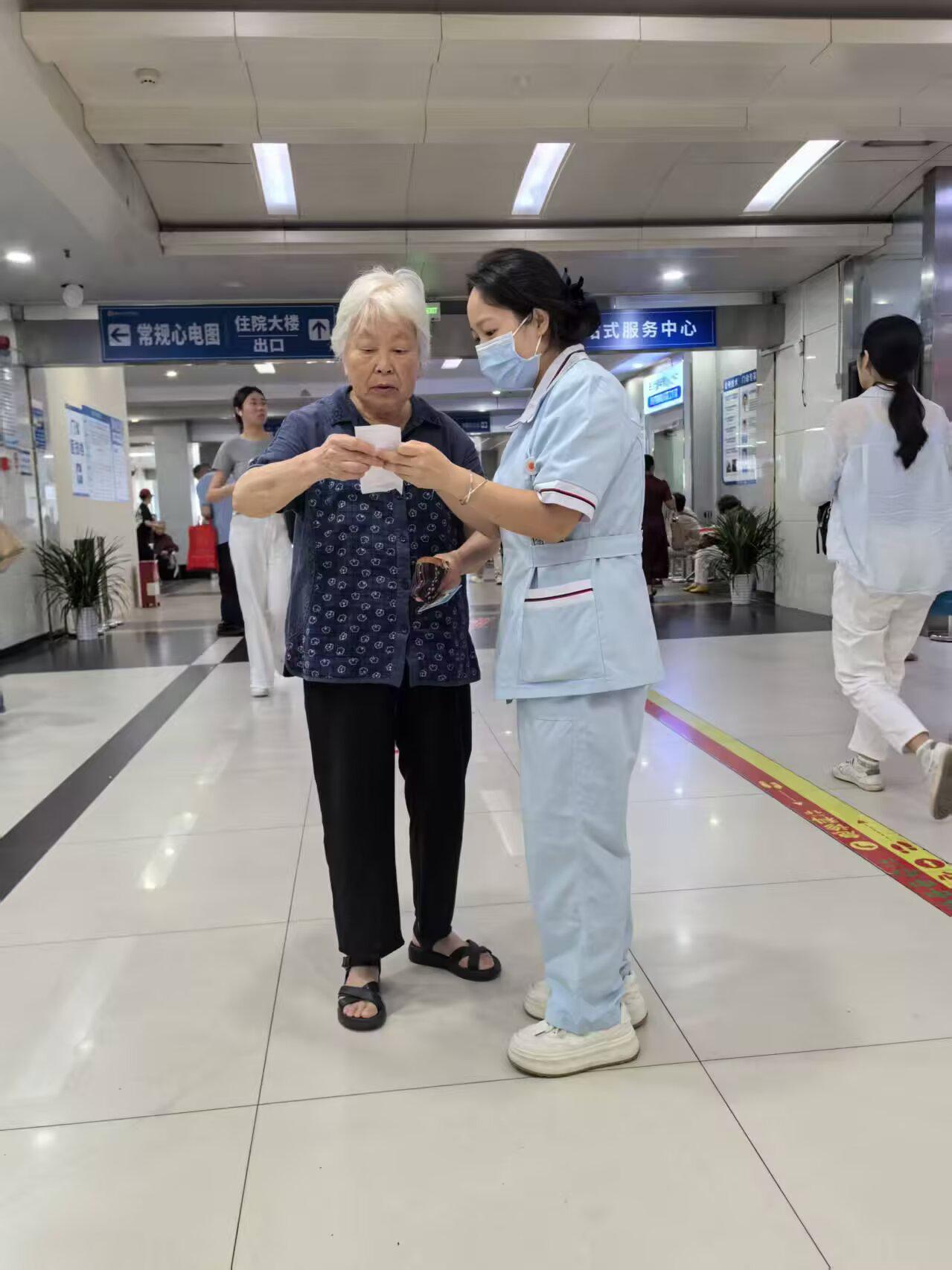 导诊台化身「临时驿站」,南大二附院门诊暖心服务获好评