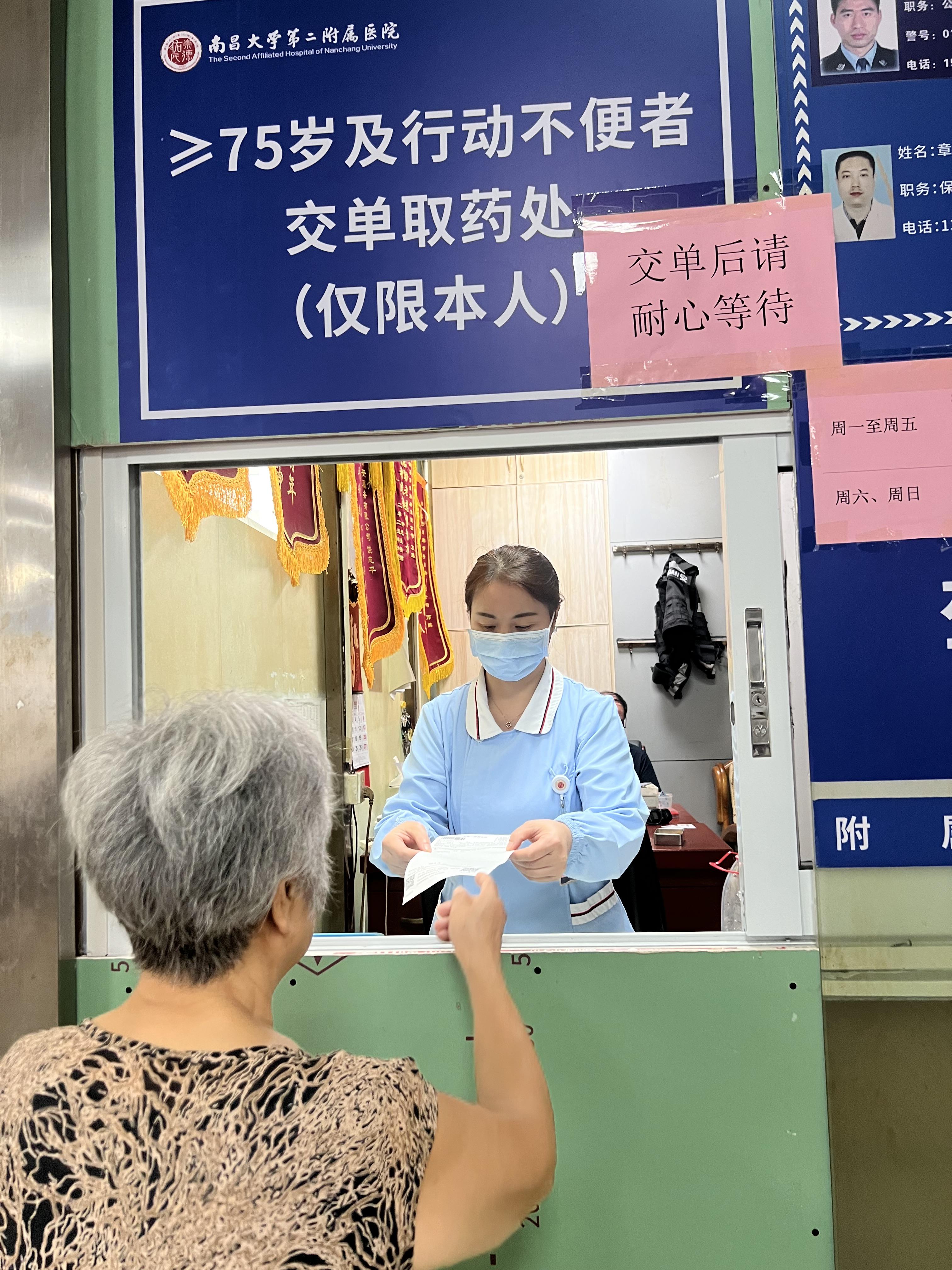 导诊台化身「临时驿站」,南大二附院门诊暖心服务获好评