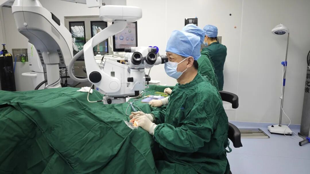 眼科专家付汛安丨四十载坚守,为眼疾患者点亮希望之光