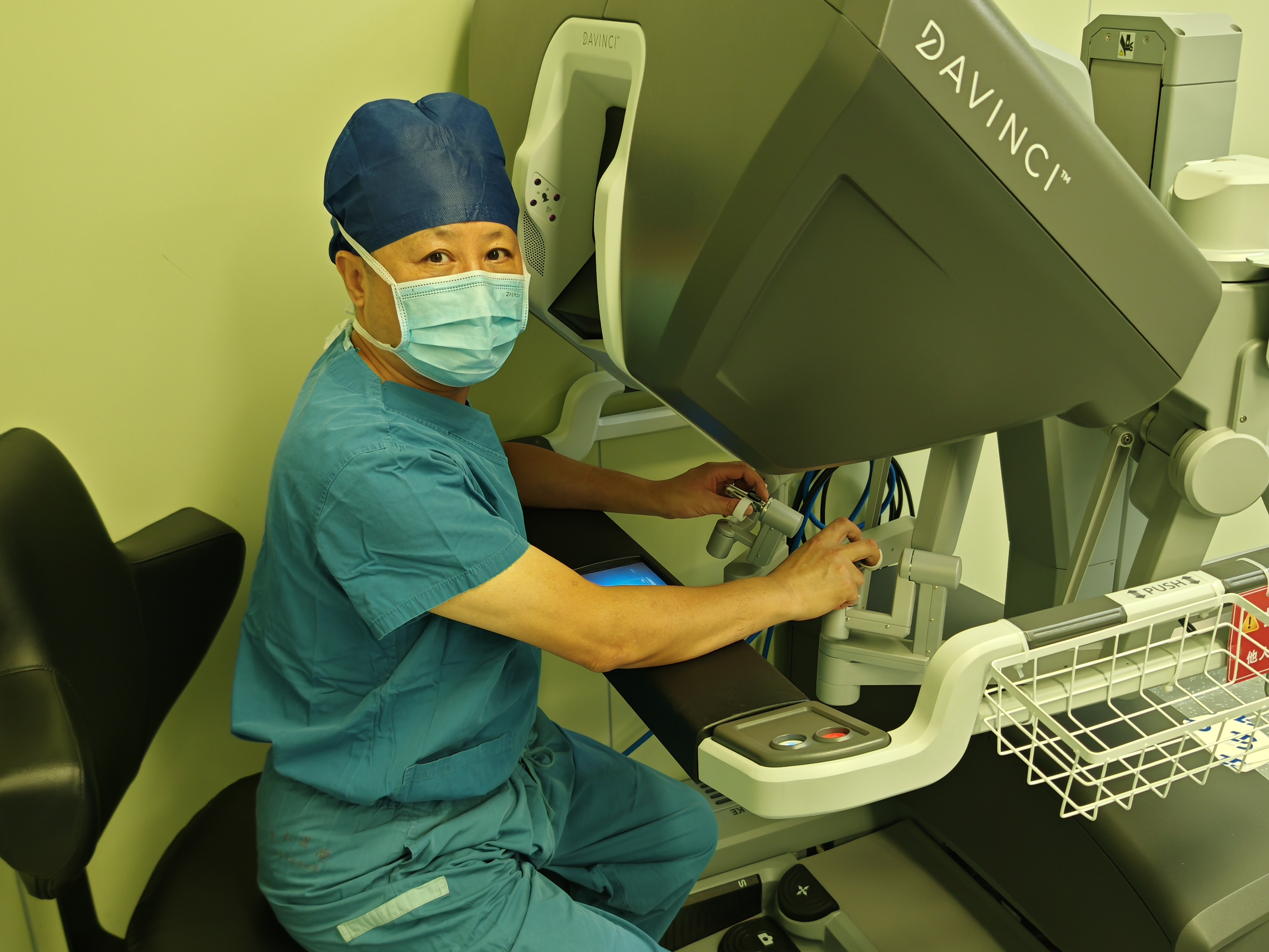 88 岁老人胃「溜进」胸腔 ,中大医院机器人手术巧妙修补