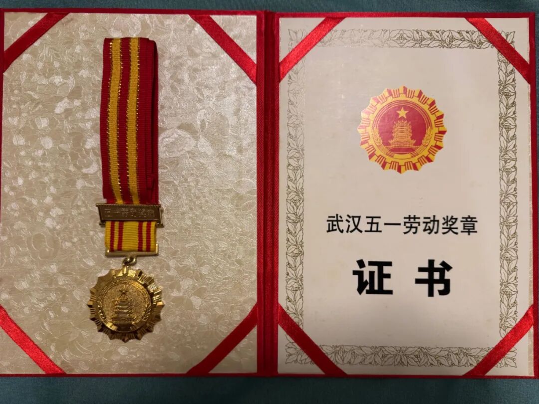 眼科专家付汛安丨四十载坚守,为眼疾患者点亮希望之光