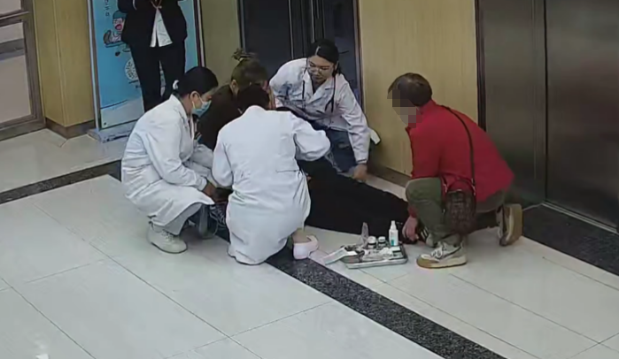电梯惊魂！3 分钟，医护「生死时速」 成功抢救休克患者
