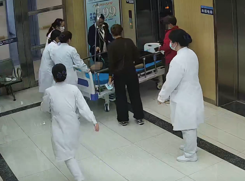 电梯惊魂！3 分钟，医护「生死时速」 成功抢救休克患者