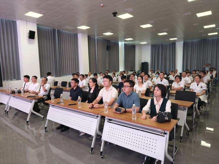 南昌大学二附院医学影像中心专家团赴横峰县人民医院开展学术交流活动