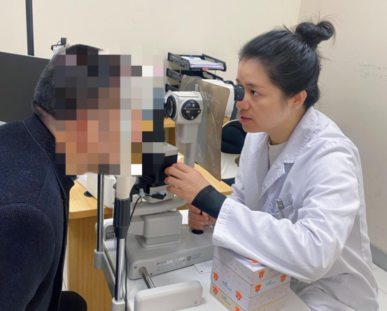 61 岁大爷眼前飘黑影,1 个月后竟面临失明!医生:这些症状有危险