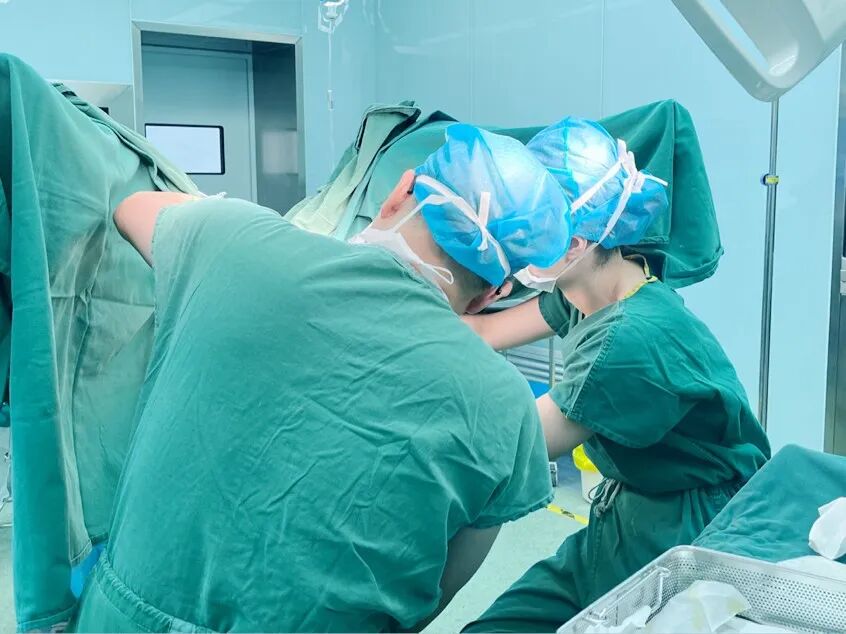 足足 14 枚「钉子」扎在屁股里!36 岁男子坐立不安