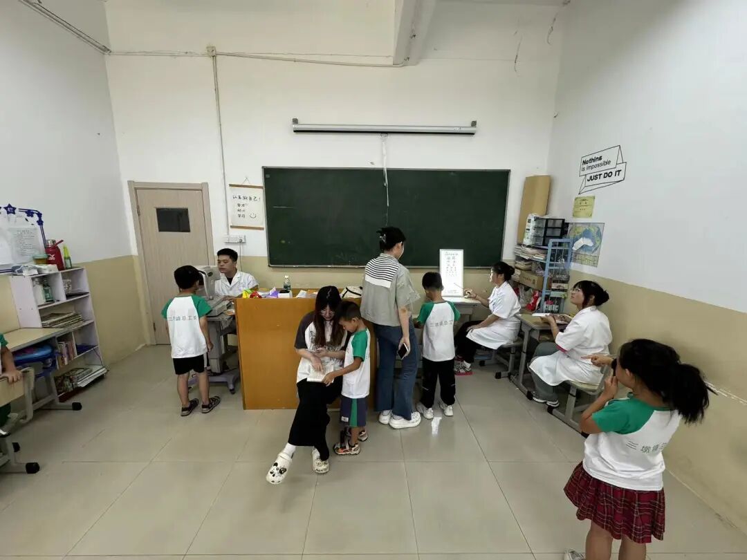 三墩「小候鸟」们爱眼护眼公益活动圆满结束