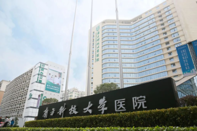 医者仁心！这家医院院长列车见义勇为，全程守护患病老人