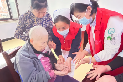 医心暖重阳——本溪市中心医院多个党支部联合走进市第二社会福利院开展爱心义诊