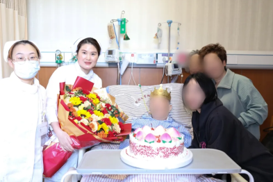 病房里的温馨一幕：医护人员和家属一起为 99 岁老人庆生