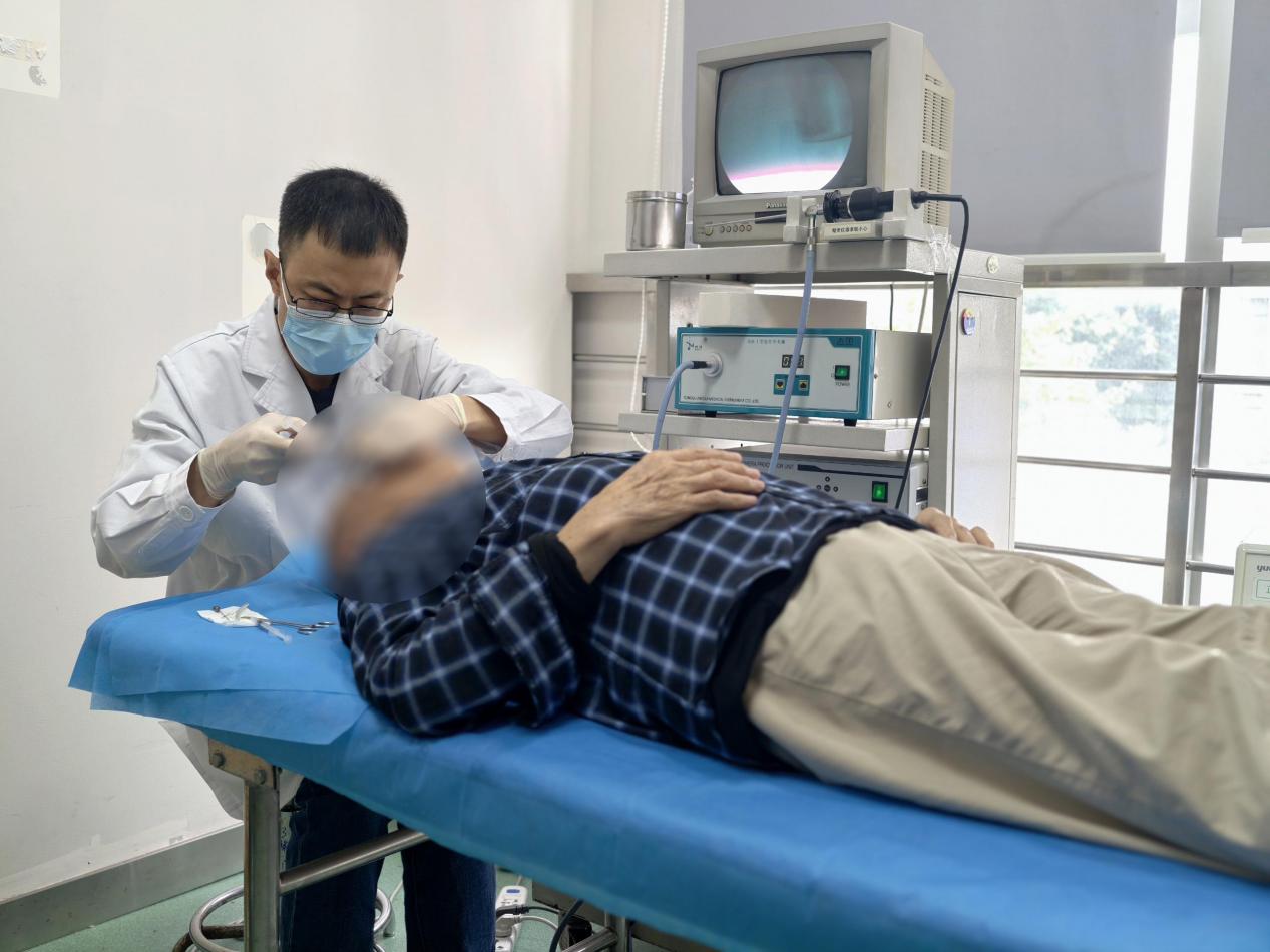 90 岁爷爷眼泪淌不停 鼻腔内窥镜微创手术助力摆脱困扰
