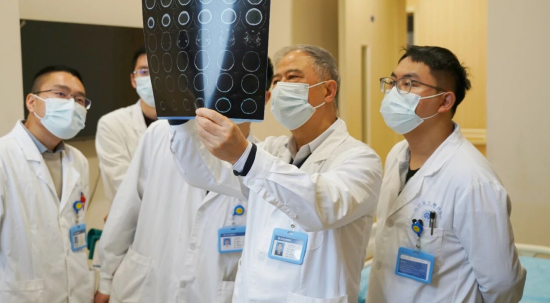 妙手破颅底禁区,仁心护患者健康——四川蓝生脑科医院神经外科成功切除颅底海绵窦区肿瘤