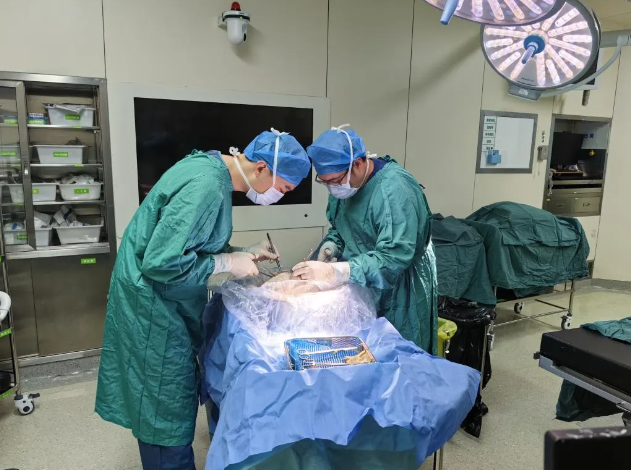 交大一附院成功实施国际首例微创主动脉瓣置换+肺移植同期手术