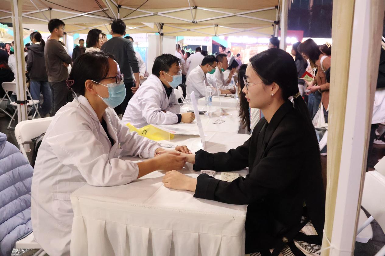 南大二附院「中医夜市」出摊:岐黄智慧浸润烟火人间