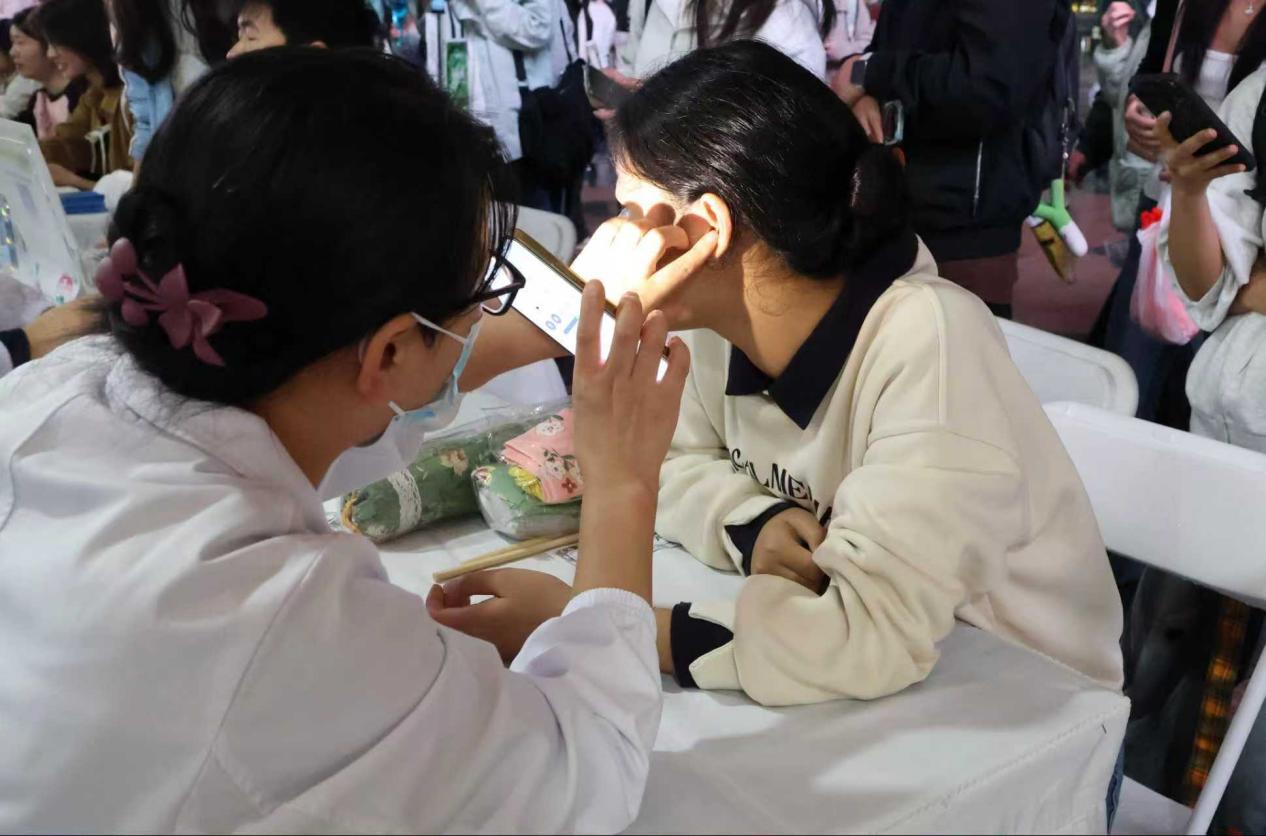 南大二附院「中医夜市」出摊:岐黄智慧浸润烟火人间