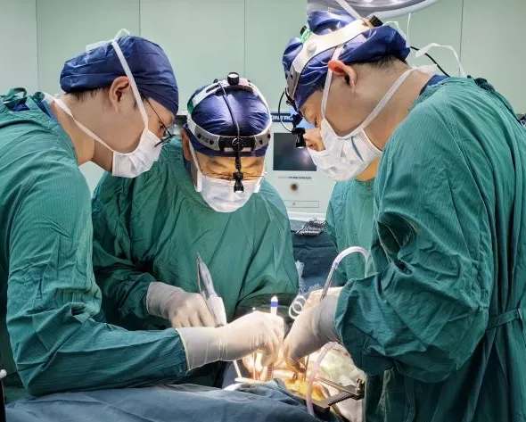 交大一附院成功实施国际首例微创主动脉瓣置换+肺移植同期手术