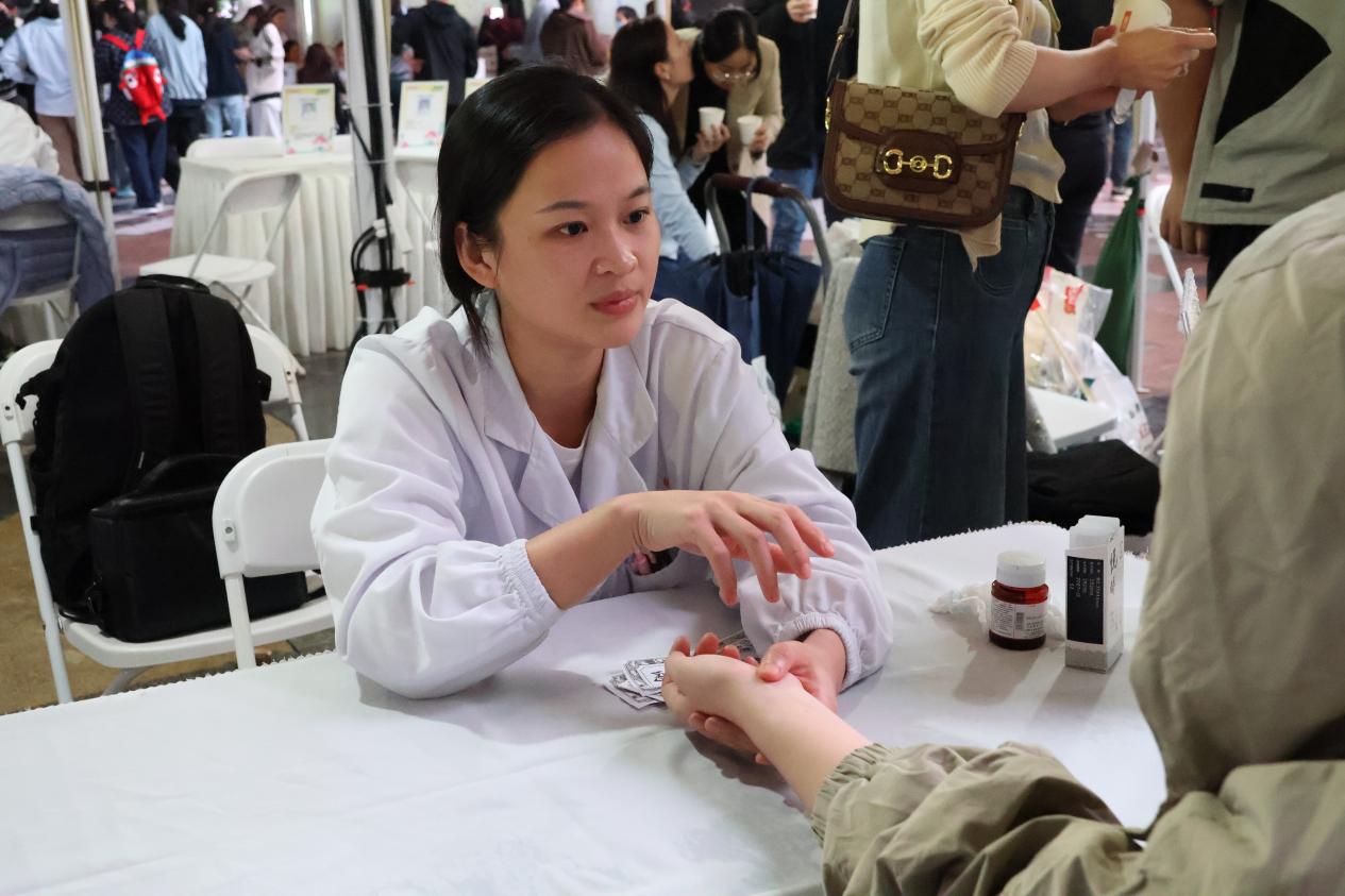 南大二附院「中医夜市」出摊:岐黄智慧浸润烟火人间