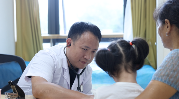 儿科医生罗志华：15 年倾情守护，成患儿最信赖的「罗爸爸」