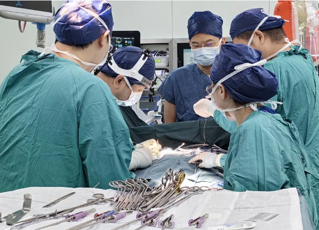 交大一附院成功实施国际首例微创主动脉瓣置换+肺移植同期手术