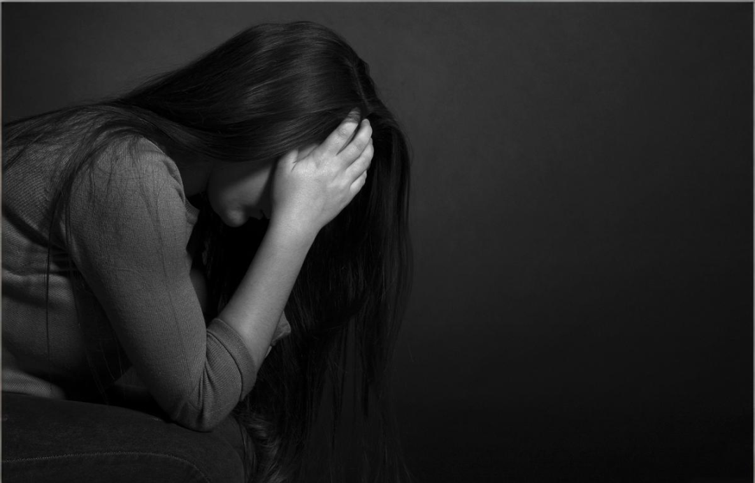 她的焦虑,都「写」在指甲上