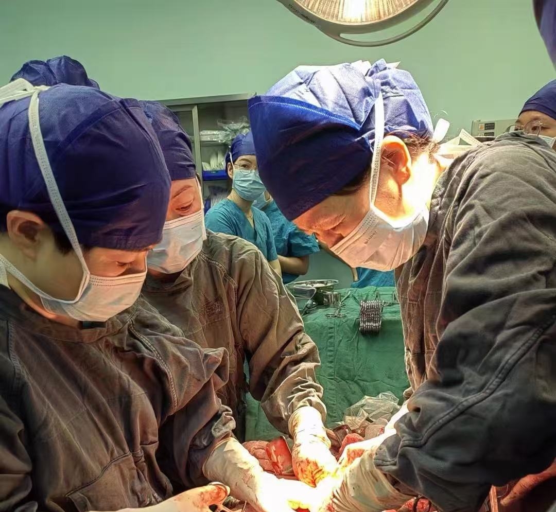 生命通道遭遇「巨瘤」 产科医生「移山」接生
