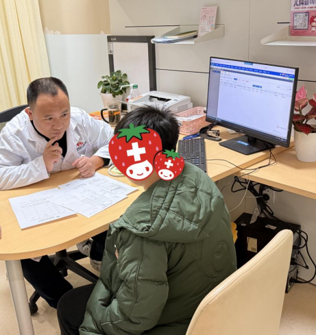 儿科医生罗志华,成为 12 岁小患者心中没有血缘关系的「暖心爸爸」