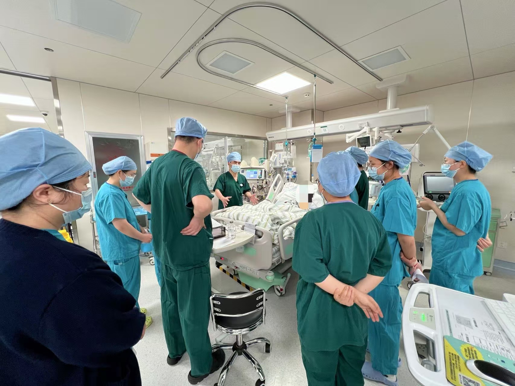 21 岁大学生地铁站心搏骤停 多方接力救治 5 昼夜创生命奇迹