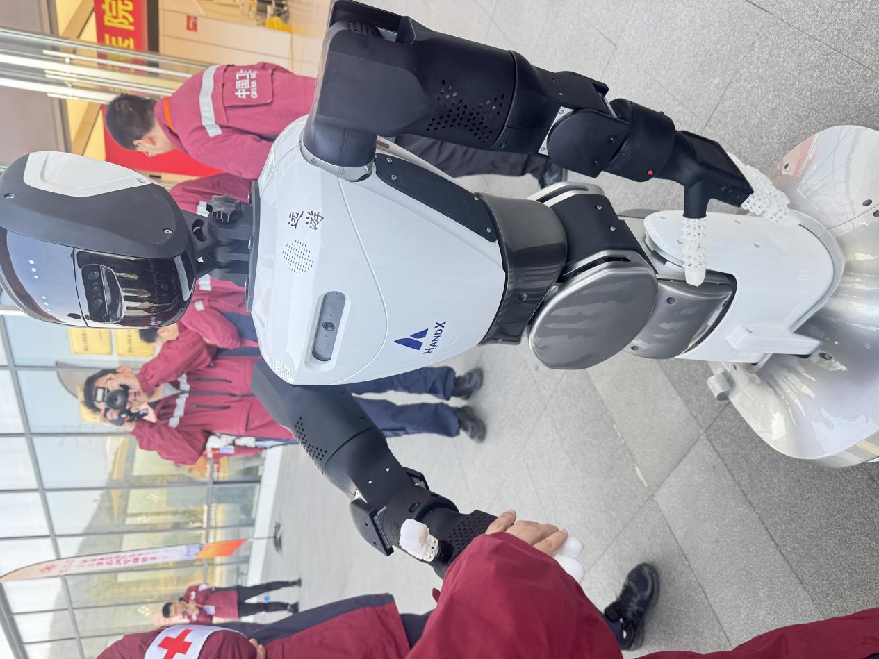 全国首创！紧急医学救援人形机器人亮相光谷马拉松