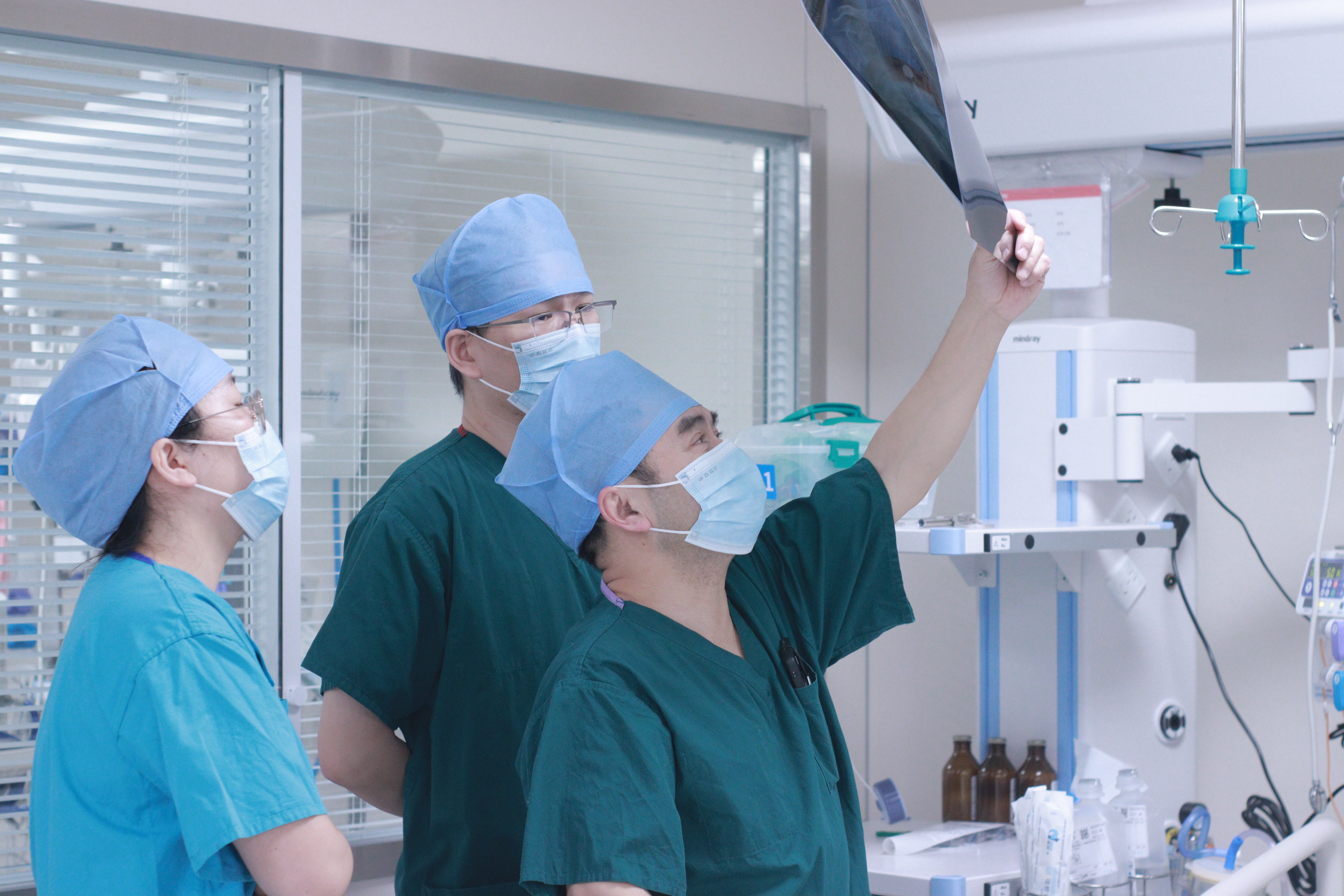 21 岁大学生地铁站心搏骤停 多方接力救治 5 昼夜创生命奇迹