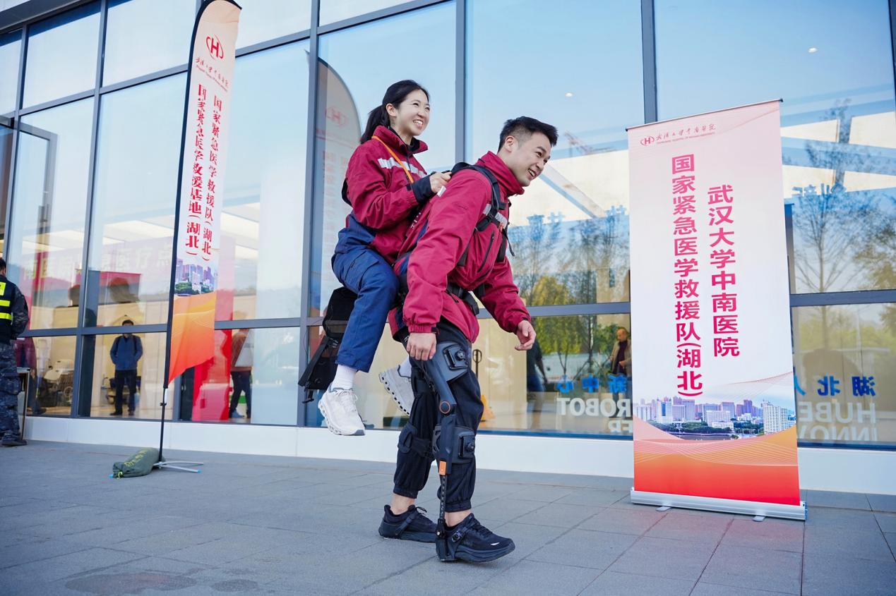 全国首创！紧急医学救援人形机器人亮相光谷马拉松