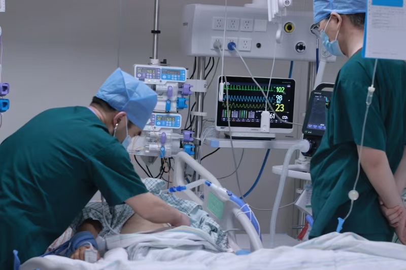 21 岁大学生地铁站心搏骤停 多方接力救治 5 昼夜创生命奇迹