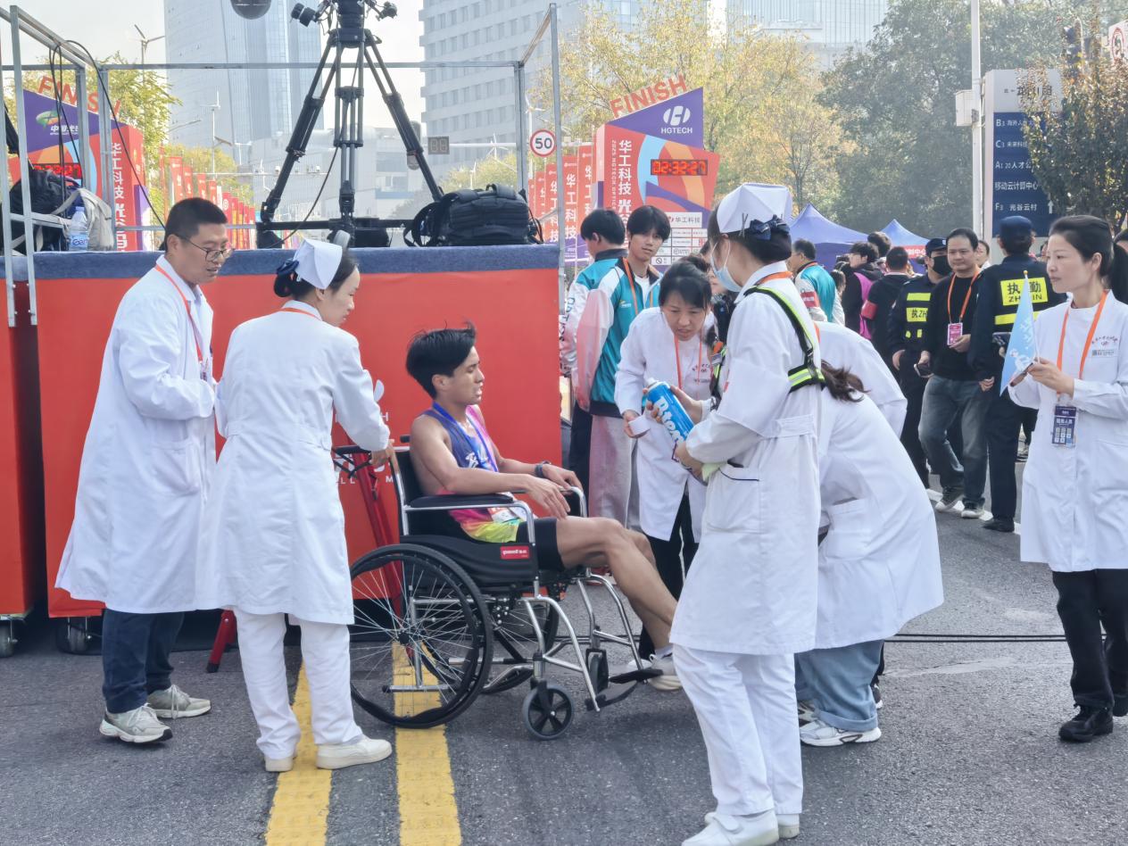 全国首创！紧急医学救援人形机器人亮相光谷马拉松