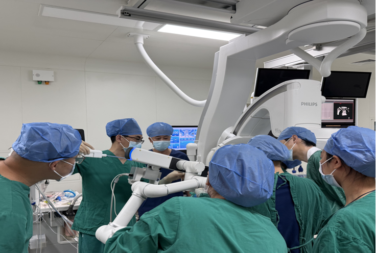 佛山市二医院绿岛湖院区成功开展佛山首例 AI 导航机器人辅助下经支气管肺结节冷冻消融术