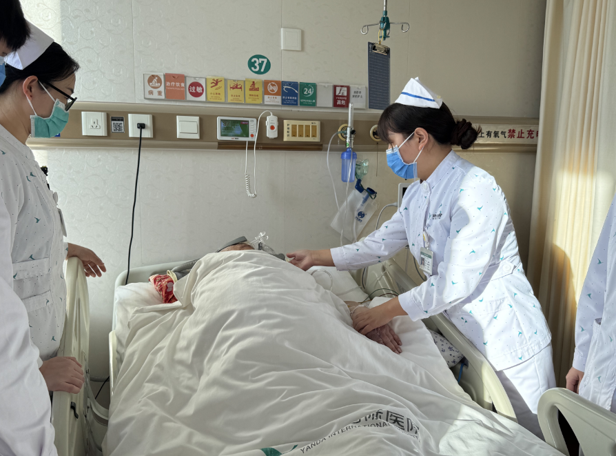 病房里的「银发守护者」:记河北燕达医院老年医学科护士长王晓芳