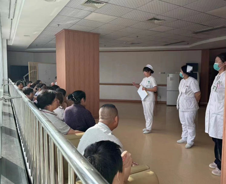 病房里的「银发守护者」:记河北燕达医院老年医学科护士长王晓芳