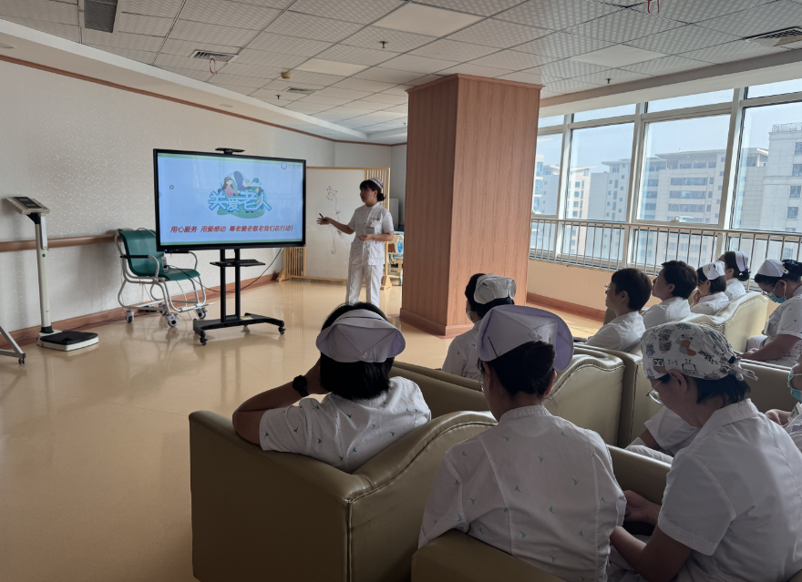 病房里的「银发守护者」:记河北燕达医院老年医学科护士长王晓芳