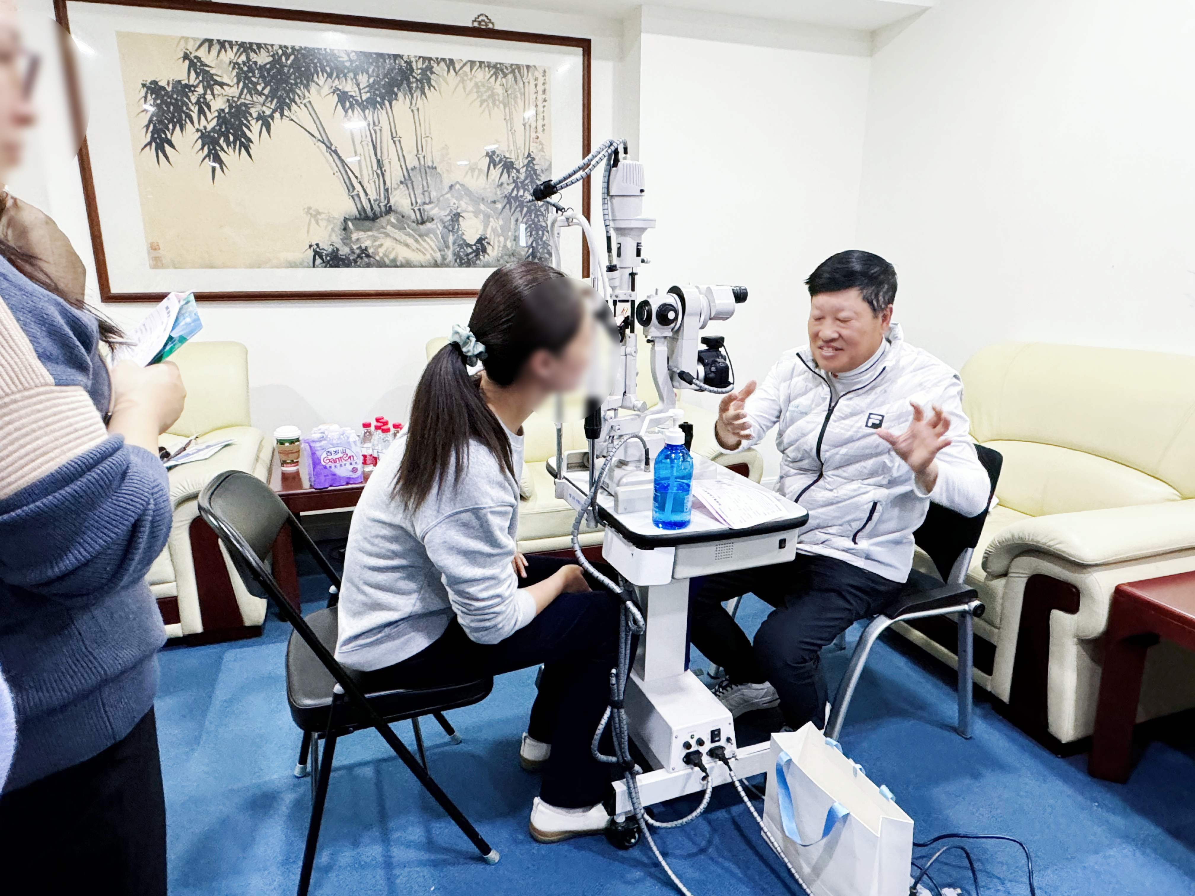 朱思泉教授走进新华社 守护「时代记录者」眼健康