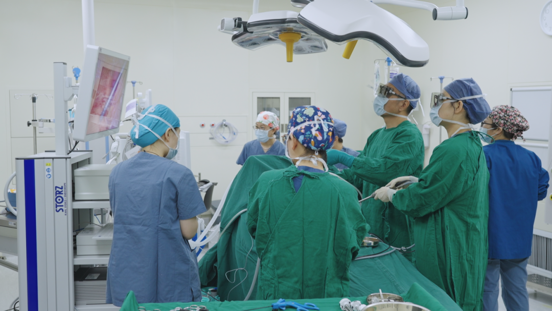 夜间急诊 3 小时 3 mm 戳孔超微创手术,成功抢救异位阑尾急性穿孔患者,生死时速背后是患者的安心托付!