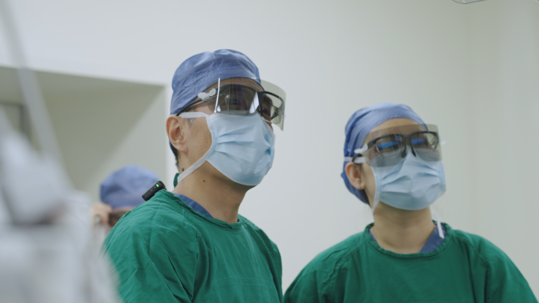 夜间急诊 3 小时 3 mm 戳孔超微创手术,成功抢救异位阑尾急性穿孔患者,生死时速背后是患者的安心托付!