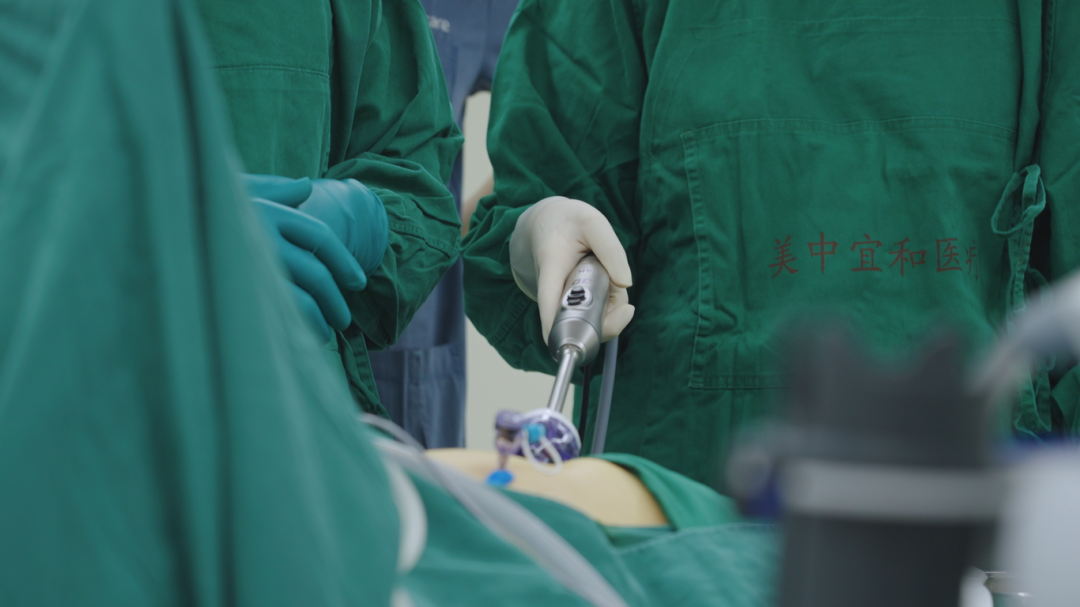 夜间急诊 3 小时 3 mm 戳孔超微创手术,成功抢救异位阑尾急性穿孔患者,生死时速背后是患者的安心托付!