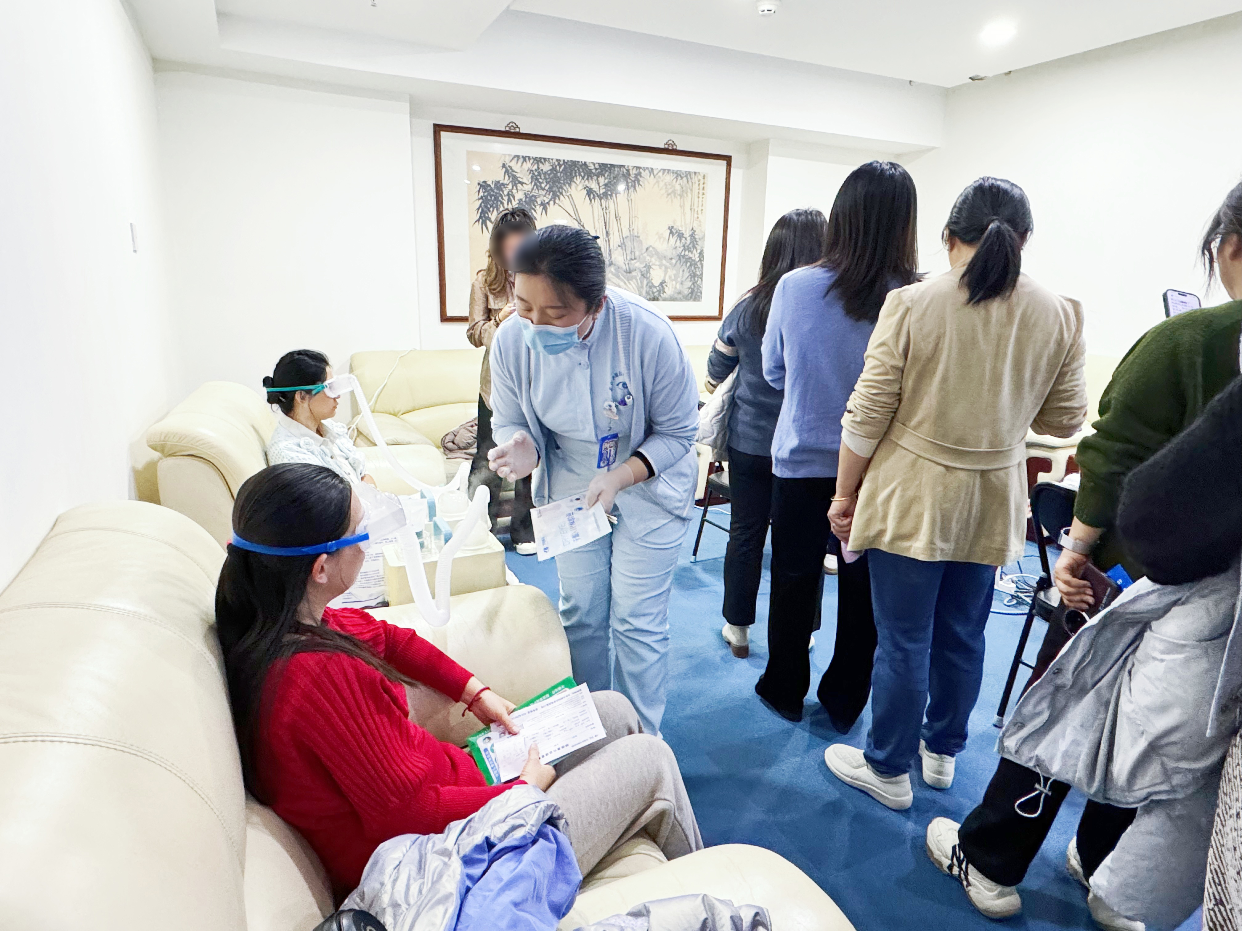 朱思泉教授走进新华社 守护「时代记录者」眼健康