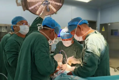 从寸步难行到走去买菜，一台膝关节置换术让她重获「出行自由」