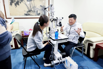 朱思泉教授走进新华社 守护「时代记录者」眼健康