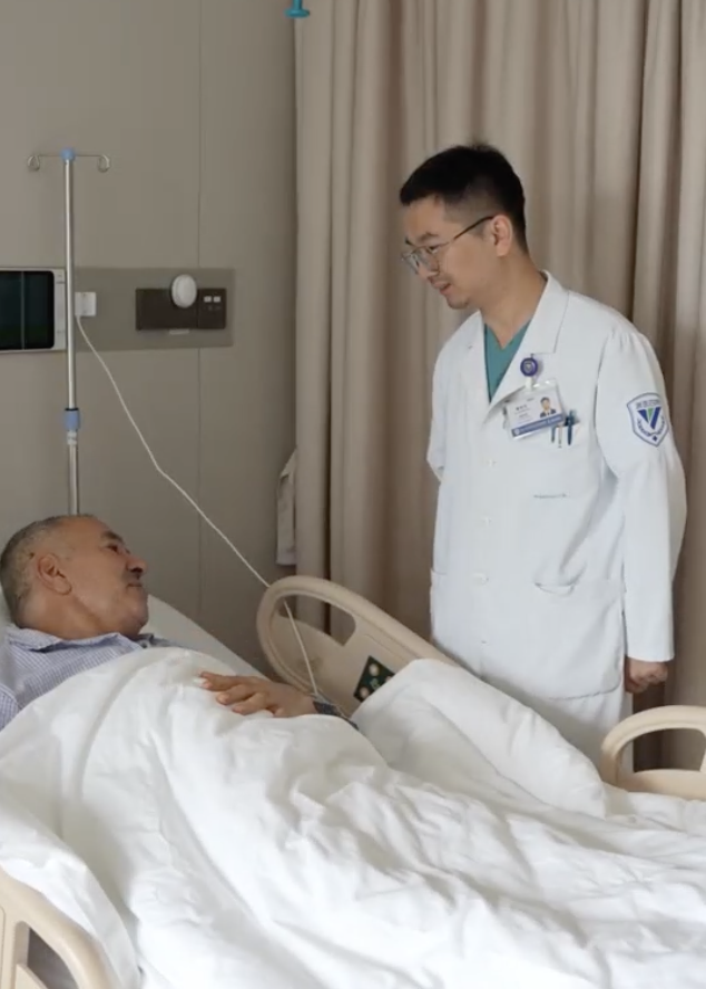 阿尔及利亚大叔绝望之际,中国医生 5 小时摘除罕见的脊髓肿瘤