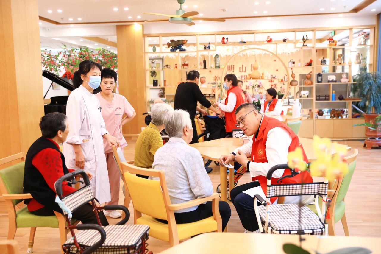 守护「夕阳红」,畅通生命线——本溪市中心医院 2025 年「11.20 心梗救治日」义诊活动走进华夏馨苑养老服务中心