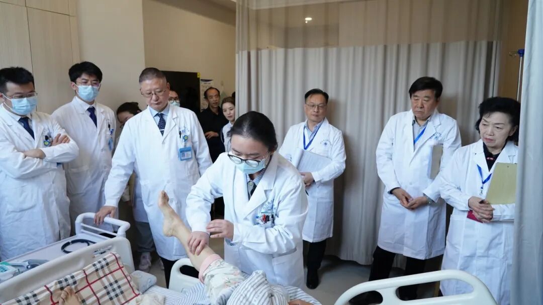 【高质发展】精准督导提质效 赋能升级促发展 ——蓝生脑科专家组莅临我院开展三级医师查房决赛与医疗、护理、院感质量督导