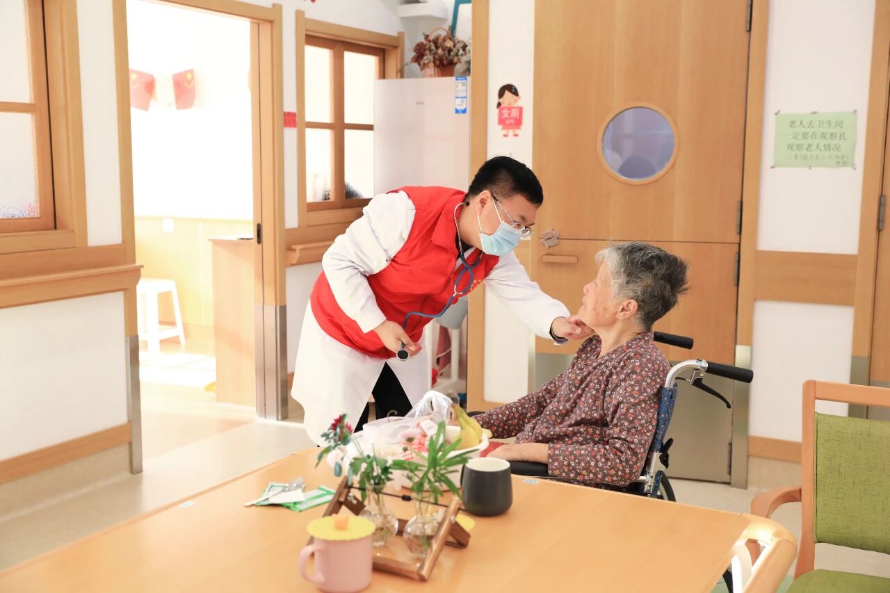 守护「夕阳红」,畅通生命线——本溪市中心医院 2025 年「11.20 心梗救治日」义诊活动走进华夏馨苑养老服务中心